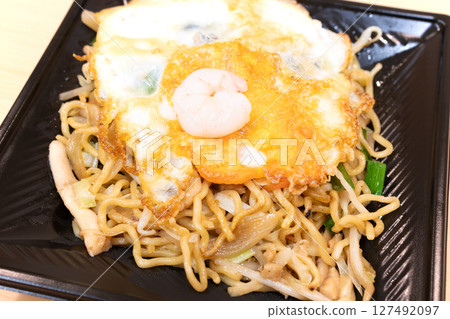 美味的上海炒麵配煎蛋 美味的上海炒麵配煎蛋 127492097