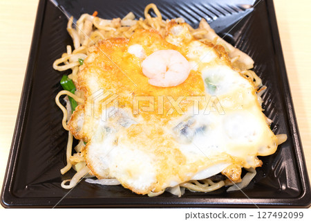 美味的上海炒麵配煎蛋 127492099