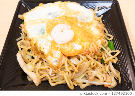 美味的上海炒麵配煎蛋 127492100