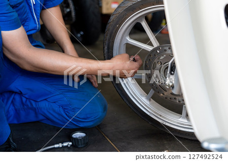 機械師正在維修摩托車的照片 127492524