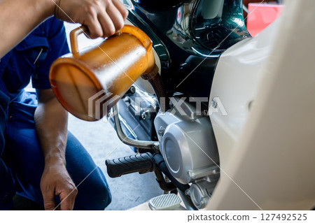 機械師正在維修摩托車的照片 機械師正在維修摩托車的照片 127492525