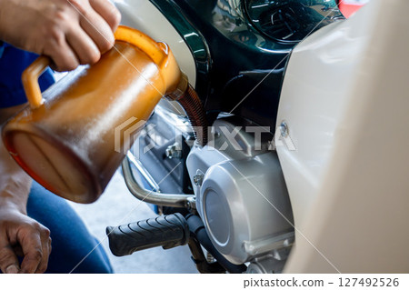 機械師正在維修摩托車的照片 機械師正在維修摩托車的照片 127492526