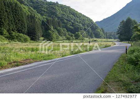 通往南會津山區的鄉間小路 127492977