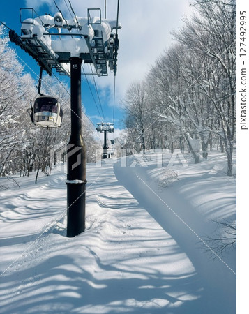 陽光明媚的冬日,野澤溫泉滑雪場 陽光明媚的冬日,野澤溫泉滑雪場 127492995