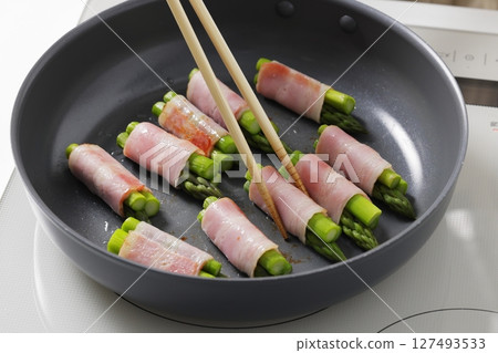 A scene of cooking asparagus bacon in the kitchen 127493533