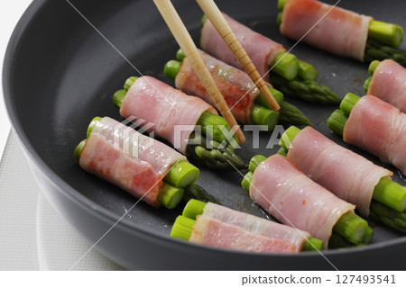 A scene of cooking asparagus bacon in the kitchen 127493541