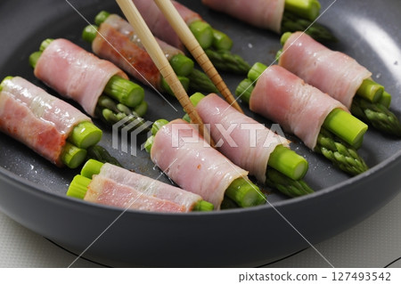 A scene of cooking asparagus bacon in the kitchen 127493542