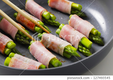 A scene of cooking asparagus bacon in the kitchen A scene of cooking asparagus bacon in the kitchen 127493545