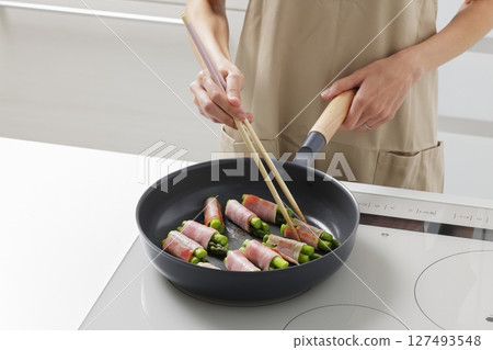 A scene of cooking asparagus bacon in the kitchen 127493548