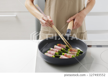 A scene of cooking asparagus bacon in the kitchen 127493552