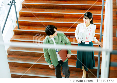 男人和女人下樓 127495778