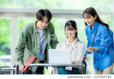 使用筆記型電腦的企業圖片 127495784