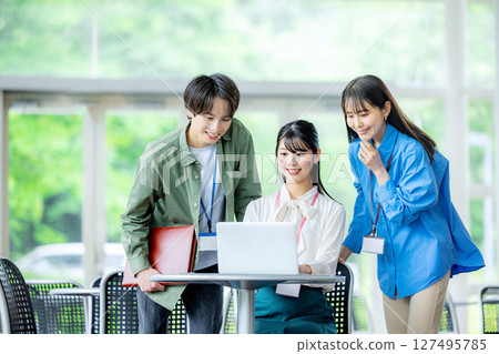 Image of a business using a laptop 127495785