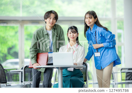 使用筆記型電腦的企業圖片 127495786