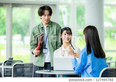 使用筆記型電腦的企業圖片 127495788