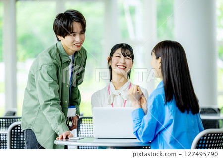 使用筆記型電腦的企業圖片 127495790
