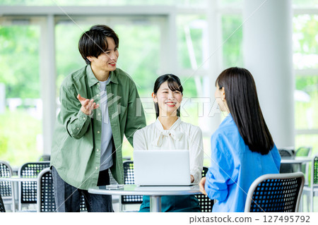 使用筆記型電腦的企業圖片 127495792