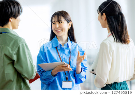 在辦公室開會的女商人 127495819