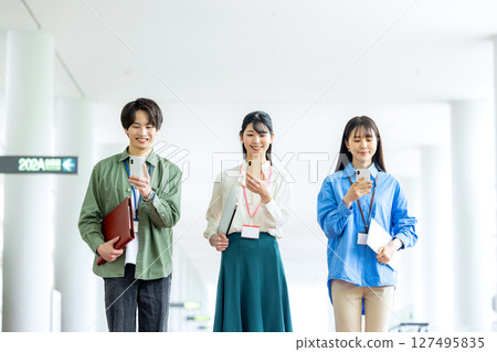 有智能手機的女商人 127495835