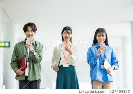 有智能手機的女商人 127495837