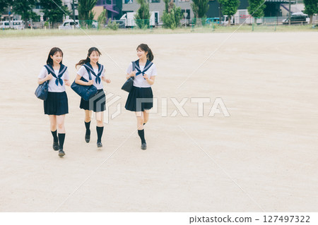 高中女生在地上奔跑 127497322