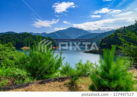神奈川縣愛甲郡清川村的宮瀨湖和藍天白雲下的山脈的壯麗全景 神奈川縣愛甲郡清川村的宮瀨湖和藍天白雲下的山脈的壯麗全景 127497527