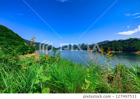 神奈川縣愛甲郡清川村的宮瀨湖和藍天白雲下的山脈的壯麗全景 神奈川縣愛甲郡清川村的宮瀨湖和藍天白雲下的山脈的壯麗全景 127497531