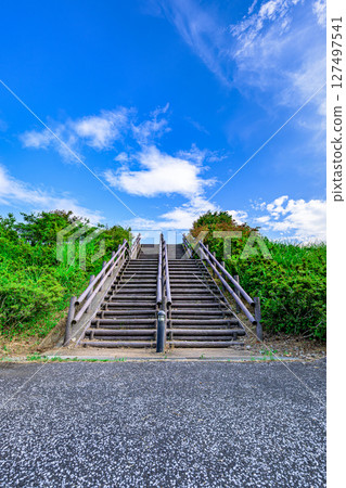 Wooden steps and promenade in Miyagase under the summer sky Wooden stairs Kiyokawa Village, Aiko District, Kanagawa Prefecture Wooden steps and promenade in Miyagase under the summer sky Wooden stairs Kiyokawa Village, Aiko District, Kanagawa Prefecture 127497541
