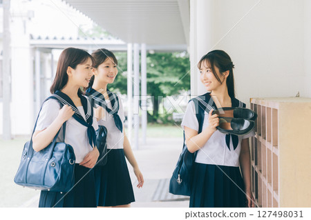 A high school girl greets in front of the shoe locker 127498031