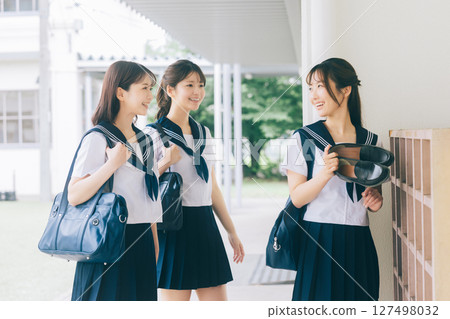 一名高中女生在鞋櫃前打招呼 127498032