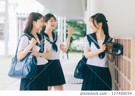 一名高中女生在鞋櫃前打招呼 127498034