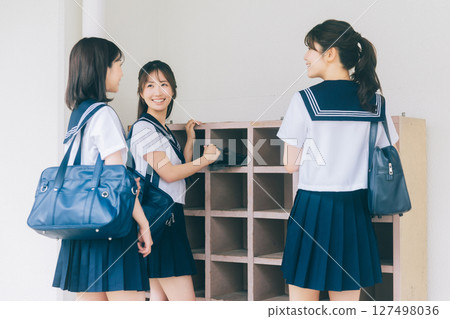 一名高中女生在鞋櫃前打招呼 127498036