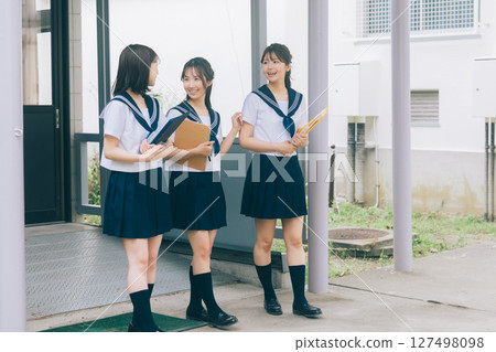 高中女生在教室之間走動 高中女生在教室之間走動 127498098