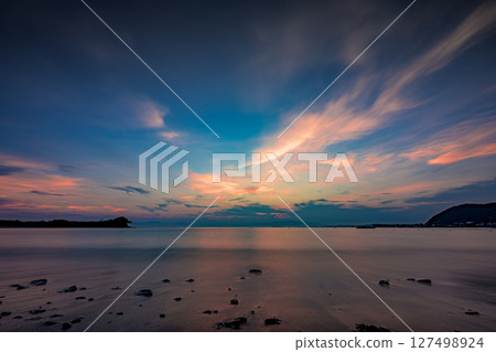 A moment when the sunset clouds are beautifully colored at Chojagasaki Beach, Kanagawa Prefecture, Shonan, Hayama Town 127498924