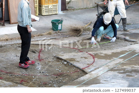 Public sewer construction site, public manhole installation, buried sign Public sewer construction site, public manhole installation, buried sign 127499037