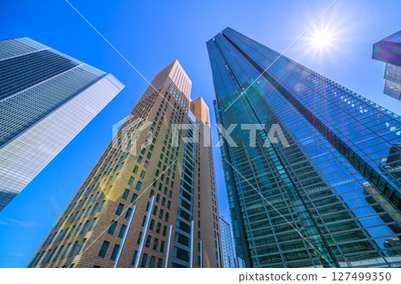 6月19日，日本東京城市景觀。俯瞰汐留商業區及其他地區。 127499350