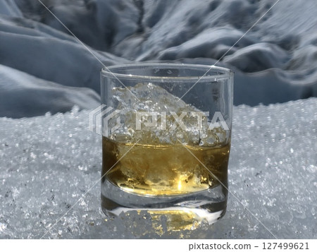 whiskey, whisky, icy 127499621