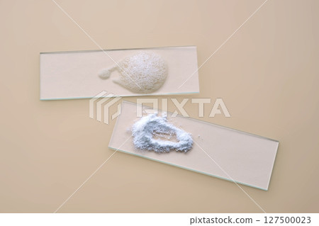 The texture of enzyme powder before and after foaming. Cleansing the skin. 127500023