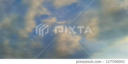 Evening sky with yellowish-gray clouds. 127500041