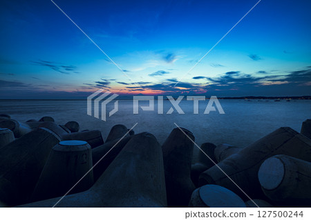 The magical sea of Shibasaki Beach enveloped in a quiet magic hour. Kanagawa Prefecture, Shonan, Hayama Town The magical sea of Shibasaki Beach enveloped in a quiet magic hour. Kanagawa Prefecture, Shonan, Hayama Town 127500244