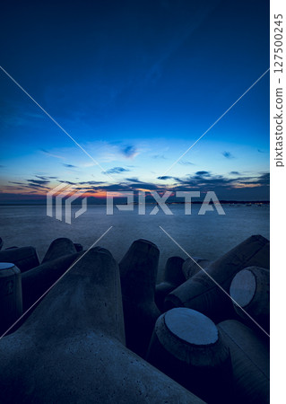 芝崎海灘的神奇之海，籠罩在寧靜的魔幻時刻。神奈川縣湘南市葉山町 127500245