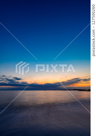 森戶海灘的魔幻時刻風景,籠罩在寂靜之中。神奈川縣湘南市葉山町。 森戶海灘的魔幻時刻風景,籠罩在寂靜之中。神奈川縣湘南市葉山町。 127500260