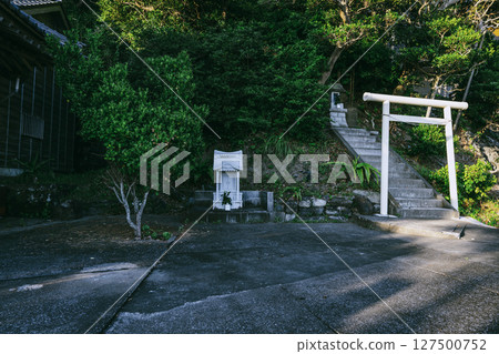The quiet grounds and white torii gates of Akitani Kumano Shrine, Yokosuka, Kanagawa Prefecture 127500752