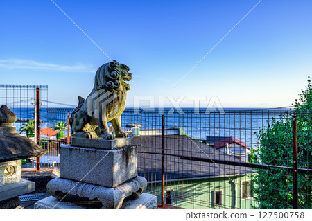 神奈川縣橫須賀市秋穀熊野神社的寧靜早晨,大海與獅子守護者 神奈川縣橫須賀市秋穀熊野神社的寧靜早晨,大海與獅子守護者 127500758