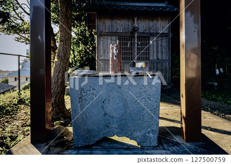 神奈川縣橫須賀市熊野神社的傳統手水屋（淨化噴泉），人們在參拜前在此洗手 127500759