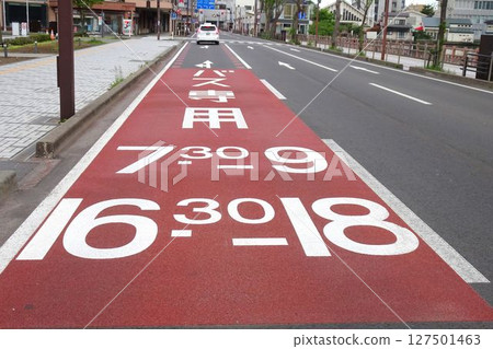 Road signs: Bus-only lanes during certain times of the day 127501463
