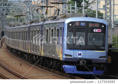 橫濱港未來鐵道Y500系列本地列車開往元町·中華街 橫濱港未來鐵道Y500系列本地列車開往元町·中華街 127503095