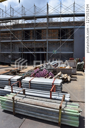 在工地安裝的腳手架 在工地安裝的腳手架 127503294