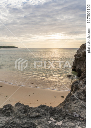 南部島嶼海岸的寧靜日落 127504102