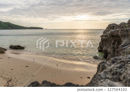 南部島嶼海岸的寧靜日落 127504103